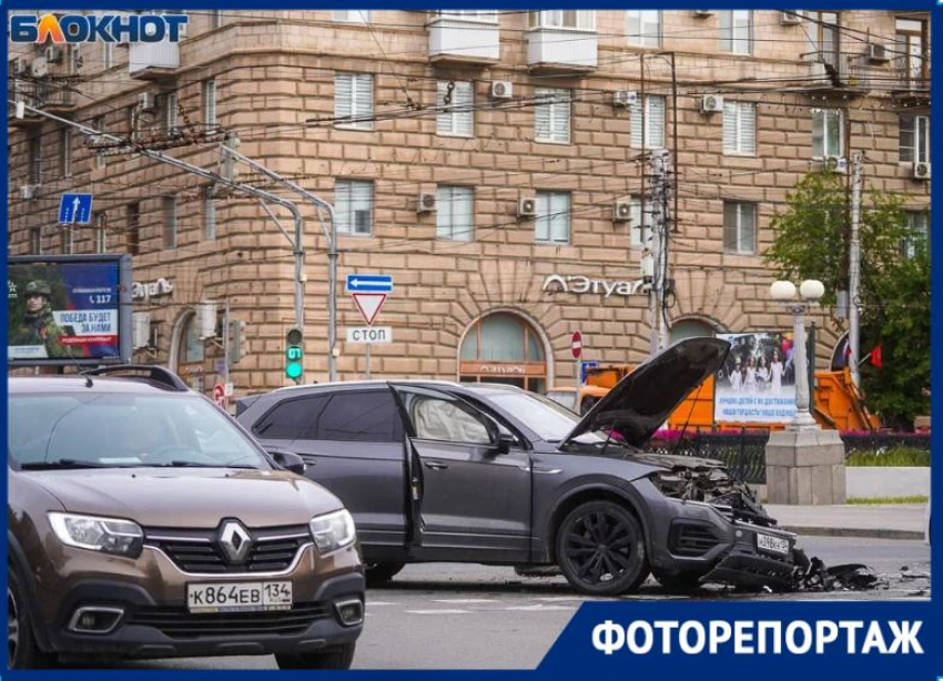 Volkswagen в хлам: ДТП на «проклятом» перекрестке собрало внушительную пробку в центре Волгограда 
