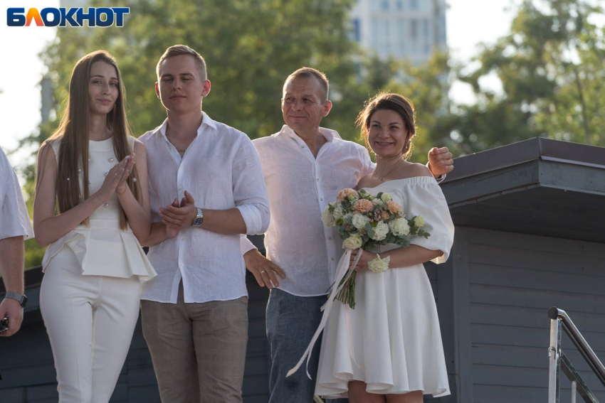 112 волгоградских пар устроили свадьбу в День города