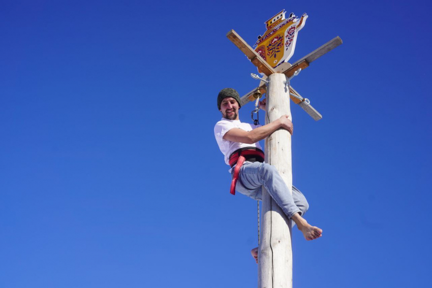 За 9 секунд покорил счастливчик масленичный столб в Волгограде 