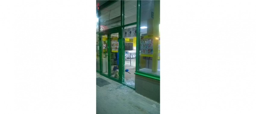 Голодный волжанин разбил дверь в супермаркете кувалдой