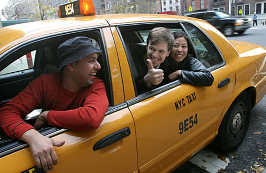 Добрые волгоградские таксисты раздают сладости своим клиенткам