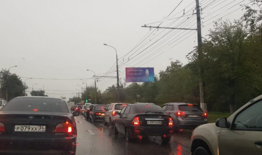Среднеахтубинская трасса под Волгоградом застыла в огромной пробке