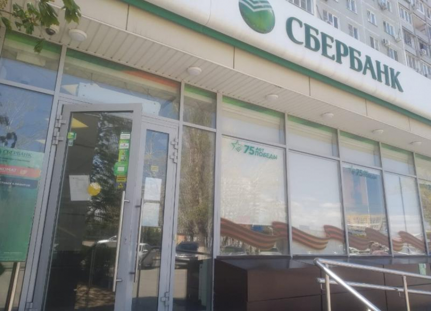 В Сбербанке объяснили причину шеренги из неработающих банкоматов в Волгограде