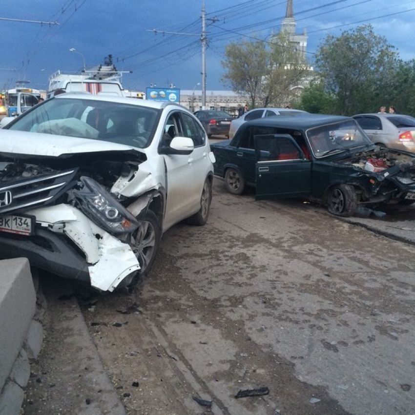 В Волгограде в ДТП на Комсомольском мосту пострадала женщина