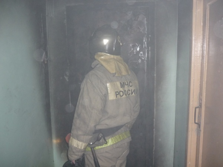 В центре Волгограда загорелась вентиляционная шахта двенадцатиэтажного дома