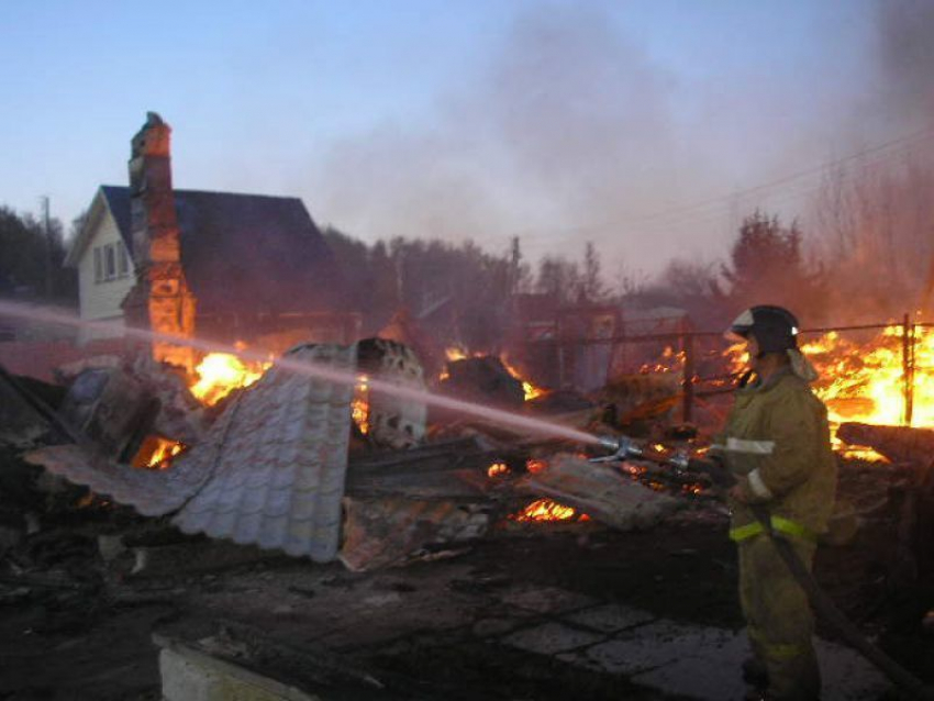 Четыре дачных дома подожгли злоумышленники в Калачевском районе