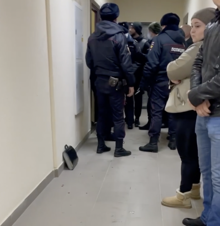 Окровавленный сотрудник полиции и кража оленя в центре Волгограда попали на видео