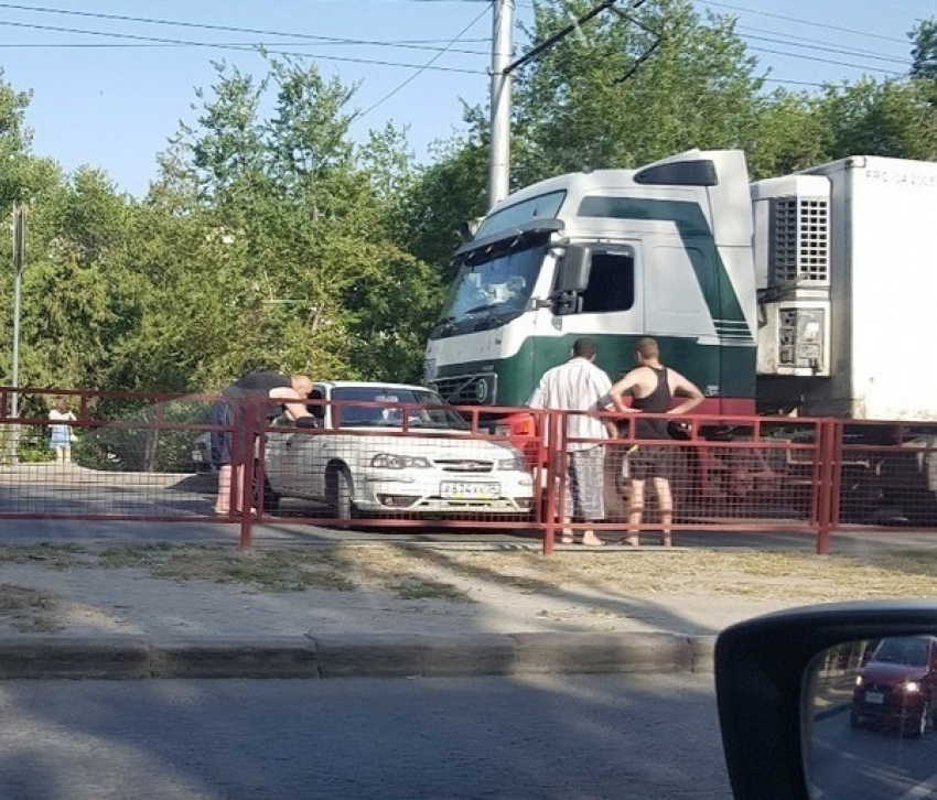 Фура протаранила Daewoo Nexia на юге Волгограда