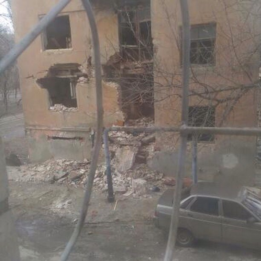 Дом под снос на севере Волгограда разбирают по кирпичикам бомжи и наркоманы 