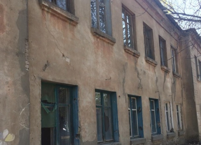 Выбиты окна и двери: общежитие на севере Волгограда превратили в свалку