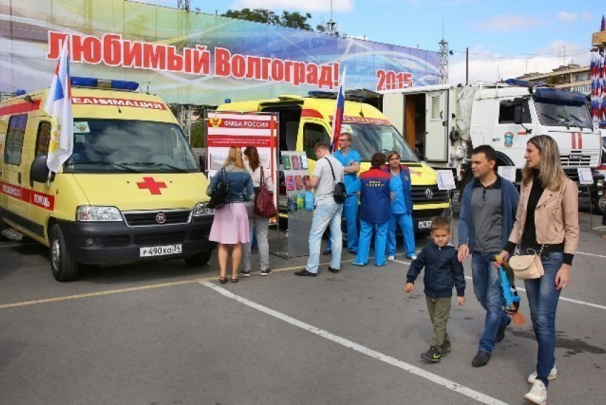 Выставку боевой и спасательной техники в центре Волгограда посетили сотни человек