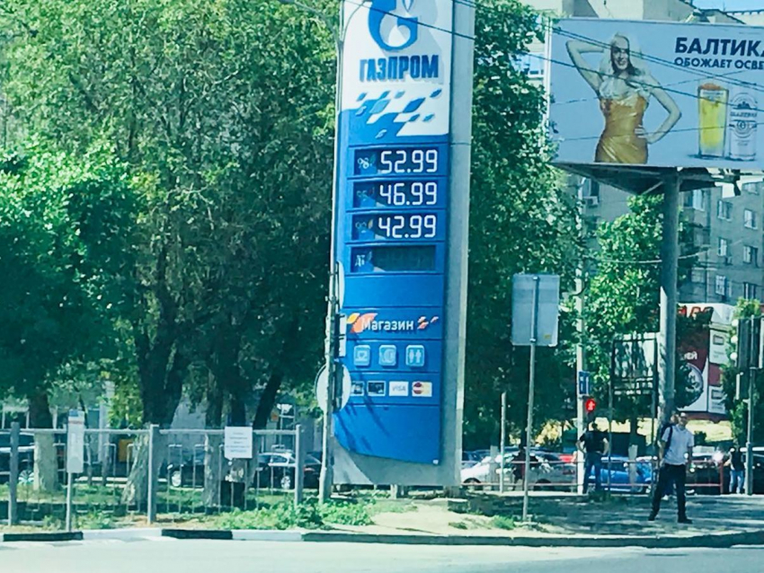 Чиновники разглядели падение цен на бензин в Волгограде 
