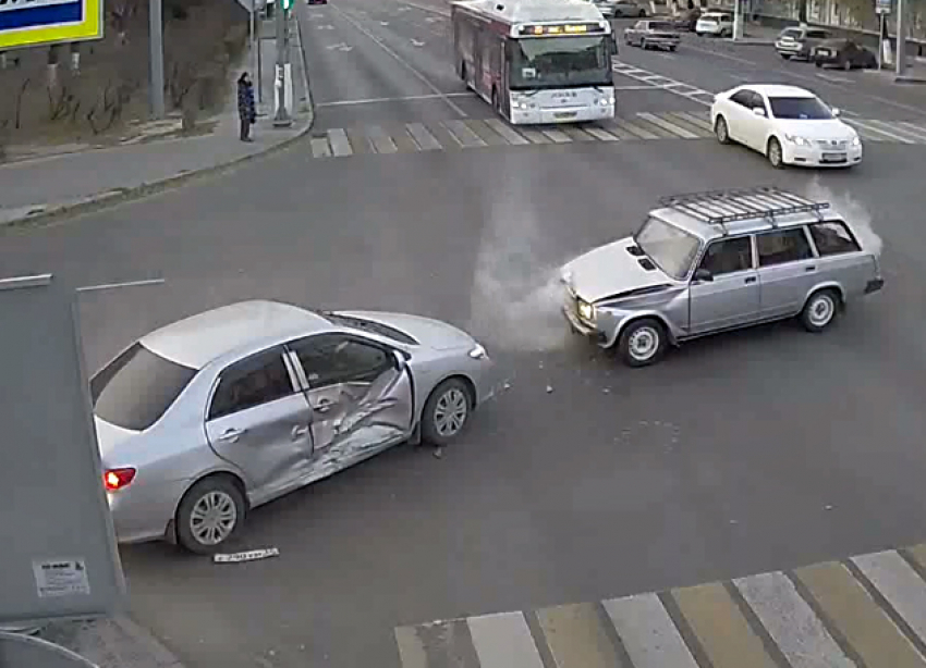 Жуткое ДТП Toyota и «четверки» в клубах дыма сняли на видео в Волгограде 