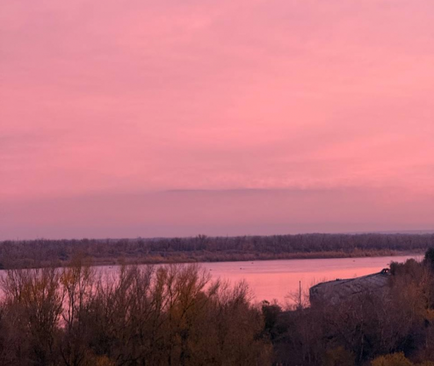 Яркие кадры малинового заката показали волгоградцы 