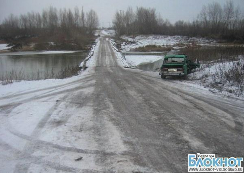 Двое жителей Волгоградской области утонули в Медведице вместе с автомобилем