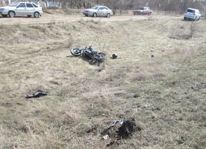 Мотоциклист улетел в кювет около кладбища в Урюпинском районе