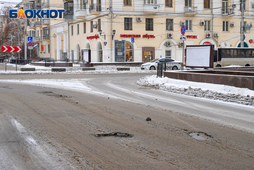 В центре Волгограда танки разрушили дорогу