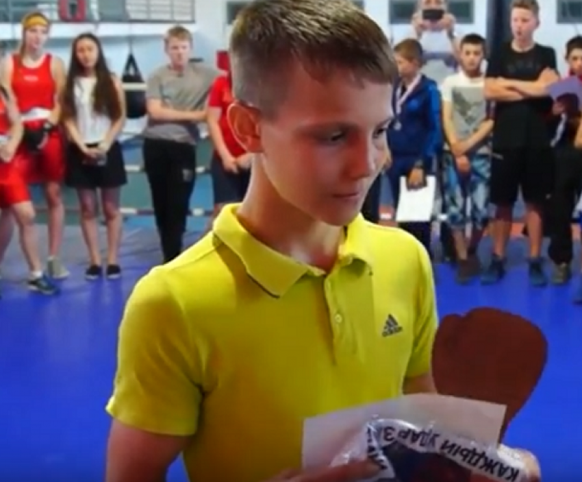 Победители турнира по боксу получили футболки с портретом Путина в Волгограде