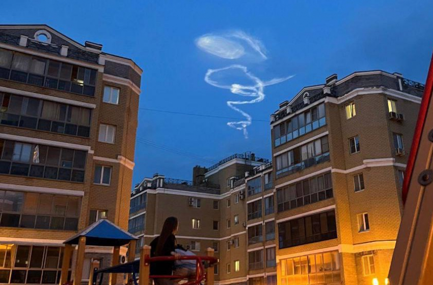 Полет ракеты сняли на видео в небе над Волгоградом 