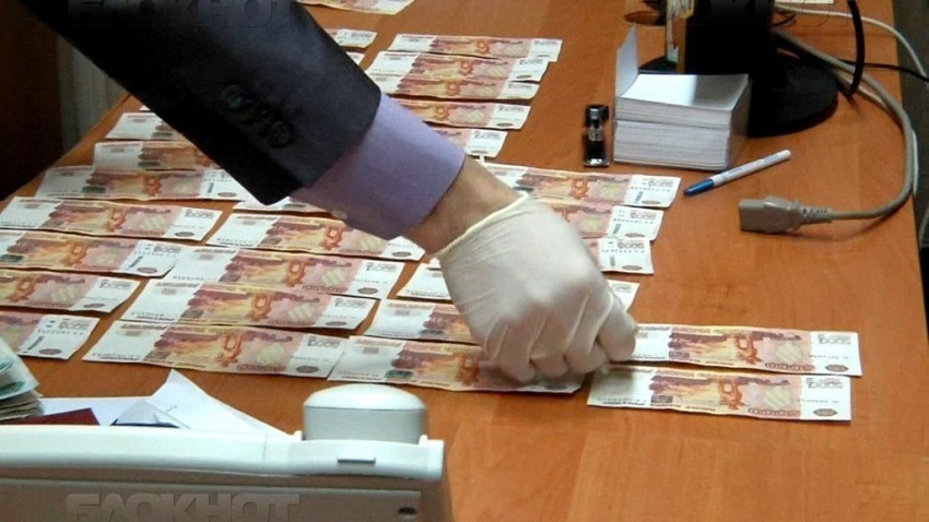 В Волгограде чиновника областной администрации арестовали ночью при получении взятки 