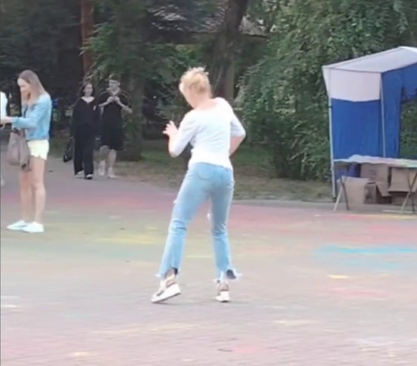 Блондинка эффектно качнула бедрами в центре Волгограда: видео