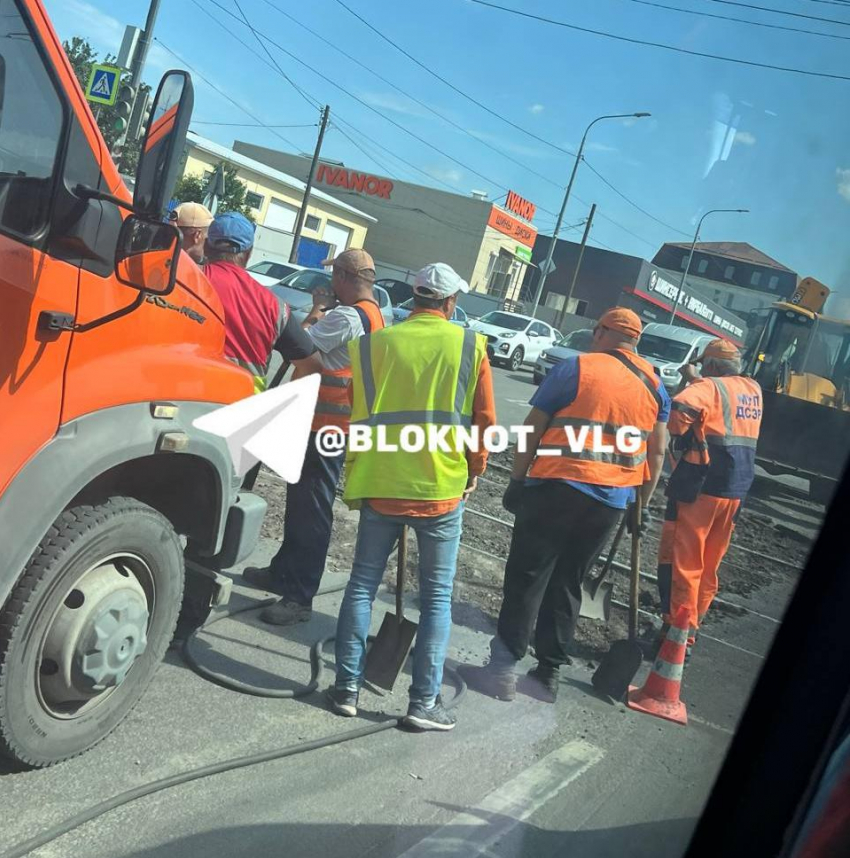 Гигантская пробка возникла 1 июля на Второй Продольной в Волгограде