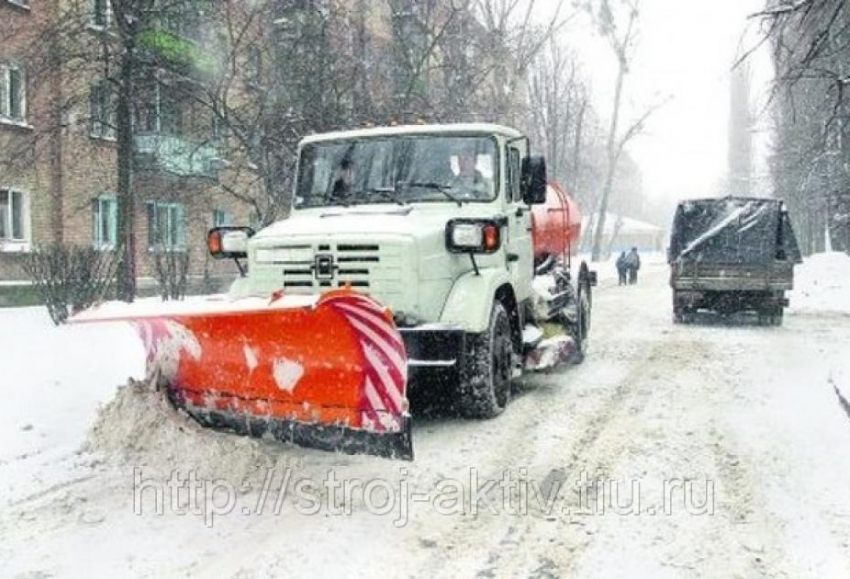 В Волгограде снег убирают 72 спецмашины