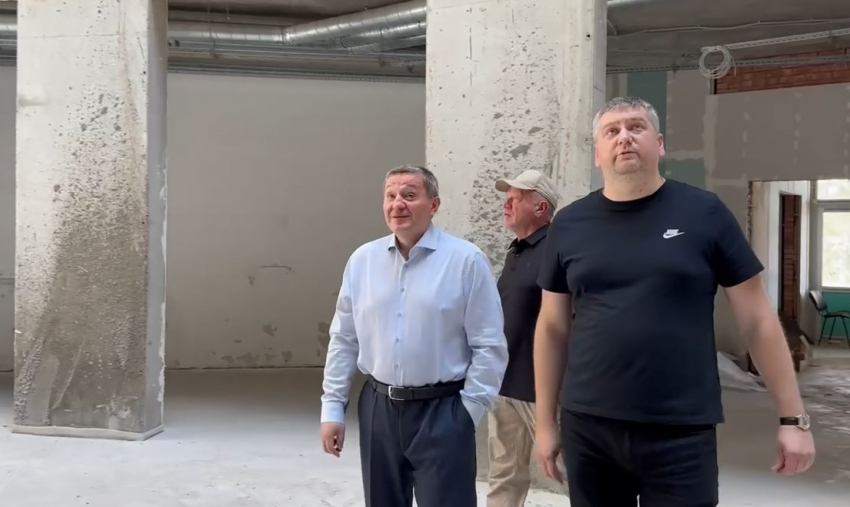 «Нужно было давно разорвать контракт»: губернатор устроил разнос на стройплощадке поликлиники в Волжском стоимостью в миллиард 