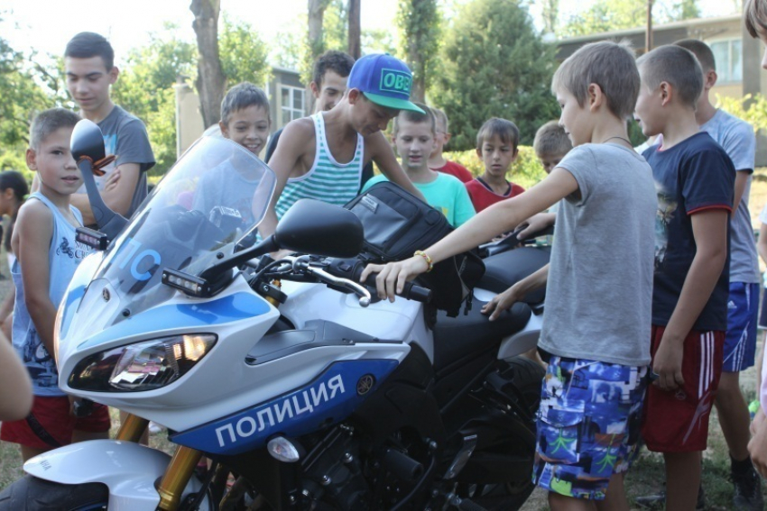Полицейские Волгограда вышли на массовую зарядку