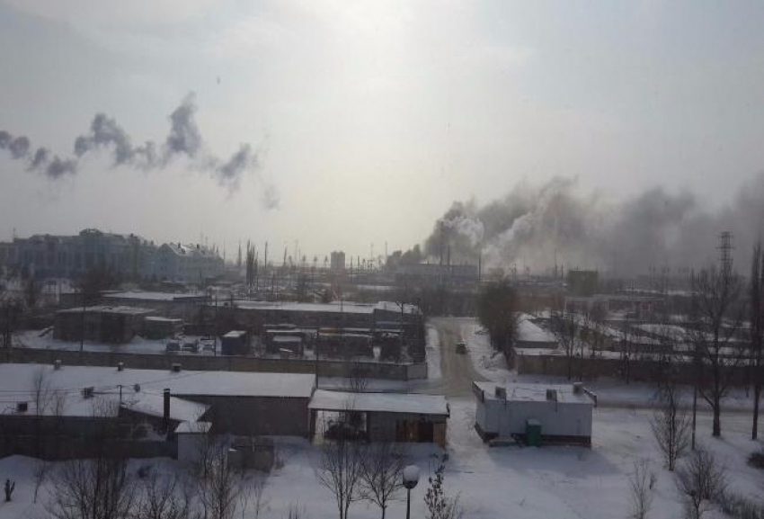 На железнодорожной станции в Волгограде загорелся ангар 