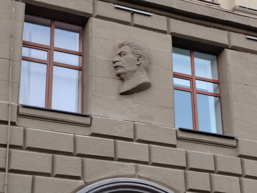 Барельеф Сталина вернули на место рядом с Лениным в центре Волгограда