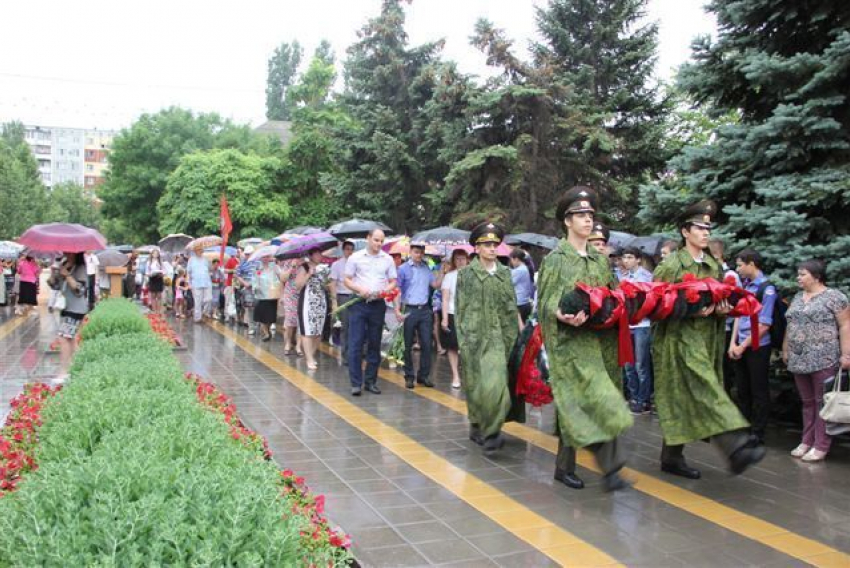 Жители Волгограда вышли на акцию «Цветы солдату» несмотря на ливень