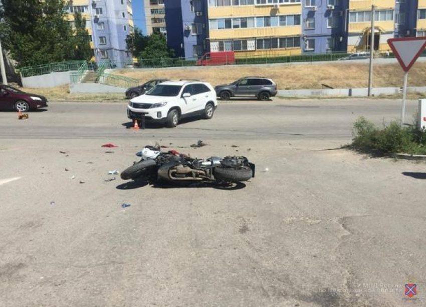 Мотоциклист выжил при столкновении с кроссовером в Волгограде