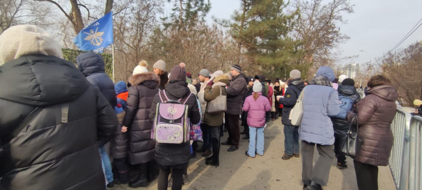 Волгоградцы выстроились в гигантские очереди за кашей и чаем на «Солдатском привале»