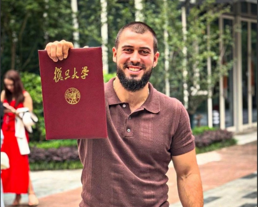 Наследник миллиардной соковой империи показал, что делает руками