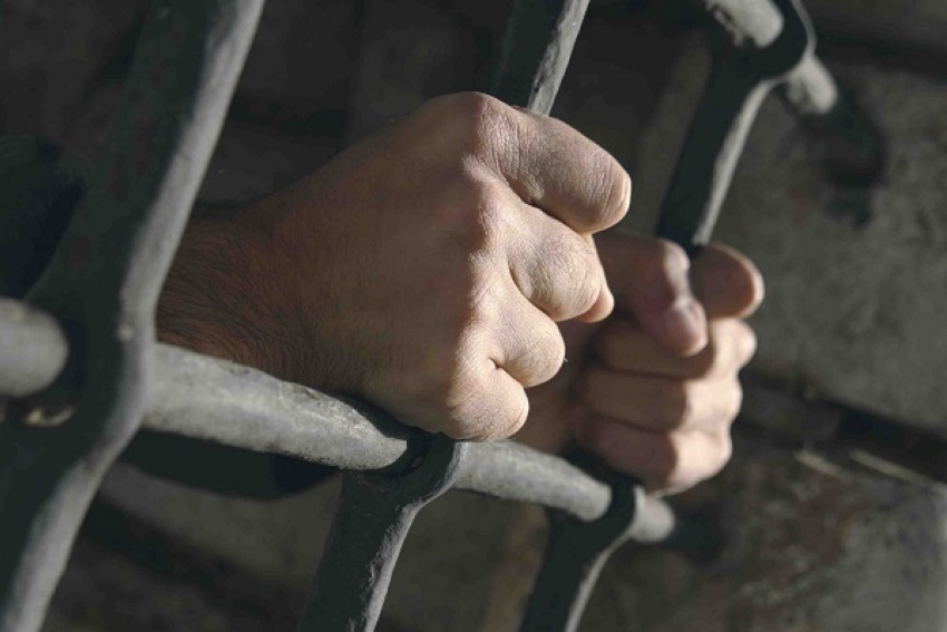 Под Волгоградом мужчина сбросил с лестницы ревнивую любовницу