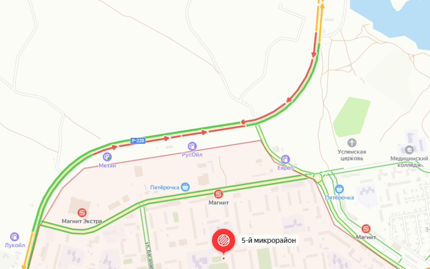 На трассе под Волгоградом образовалась гигантская пробка из-за горящей фуры