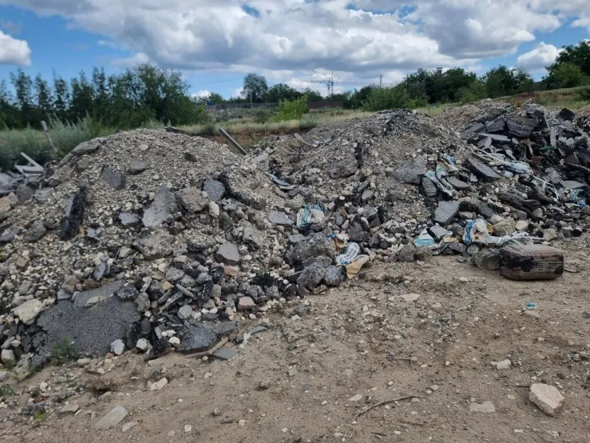 Подрядчик устроил свалку на 500 квадратов у Мокрой Мечетки при ремонте улицы Титова в Волгограде