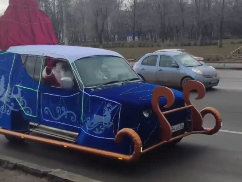 Городской герой в костюме Деда Мороза спасает новогоднее настроение растаявшего Волгограда 