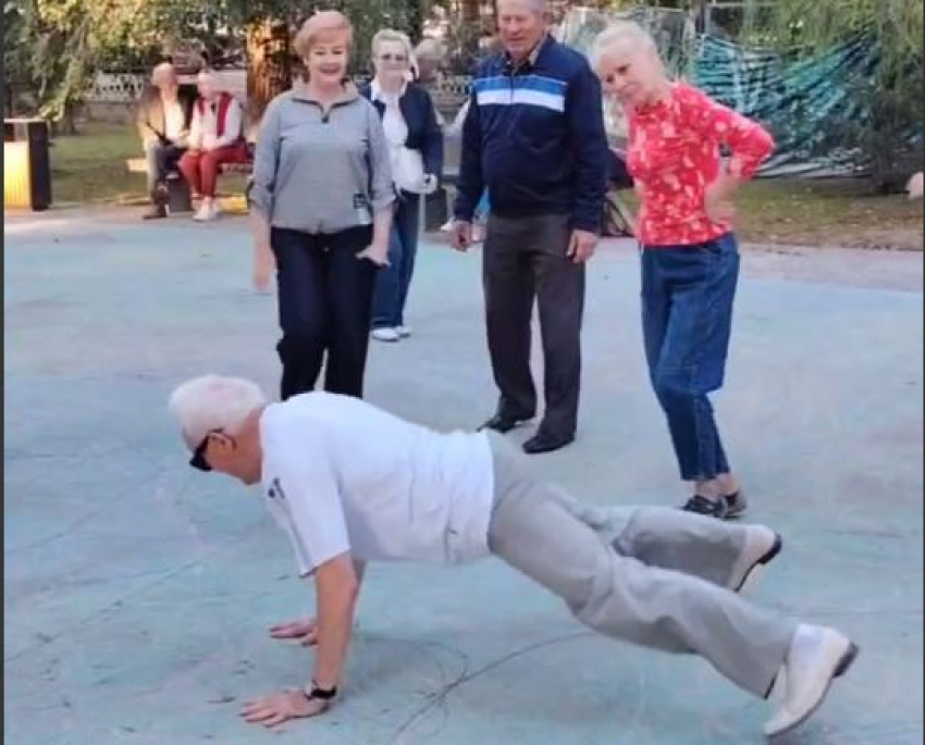 Мачо-пенсионер заставил волгоградцев ахнуть от того, что он вытворяет с партнершей