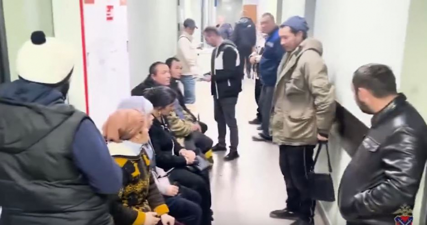 «Полиция, открывайте»: мигрантов массово доставили в отдел в Волгограде 