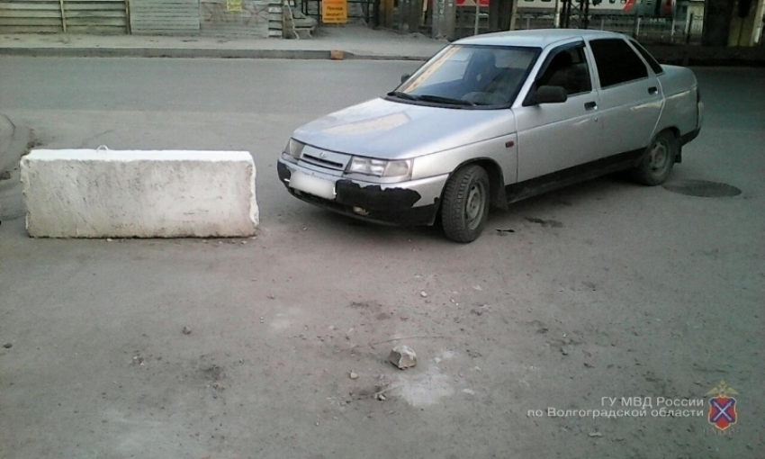 В центре Волгограда лихач на «десятке» опрокинул железобетонный блок на девушку-пешехода