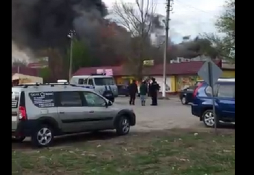 Пожар охватил частные магазины в Волгоградской области