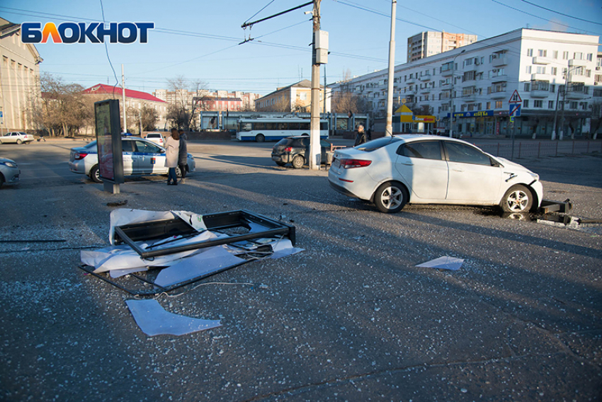 Иномарка сбила человека и снесла остановку в самом центре Волгограда