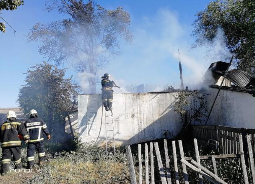 Страшный пожар уничтожил скандальный барак в Волгограде 