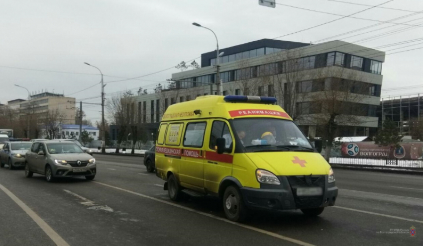 Пациентка получила дополнительные травмы в автомобиле скорой помощи: ДТП у Мамаева кургана