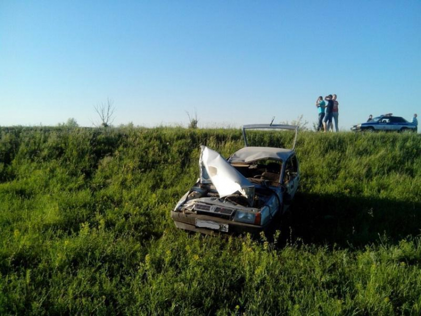 Под Волгоградом «Десятка» врезалась в «Ладу» и сбила на обочине пешехода