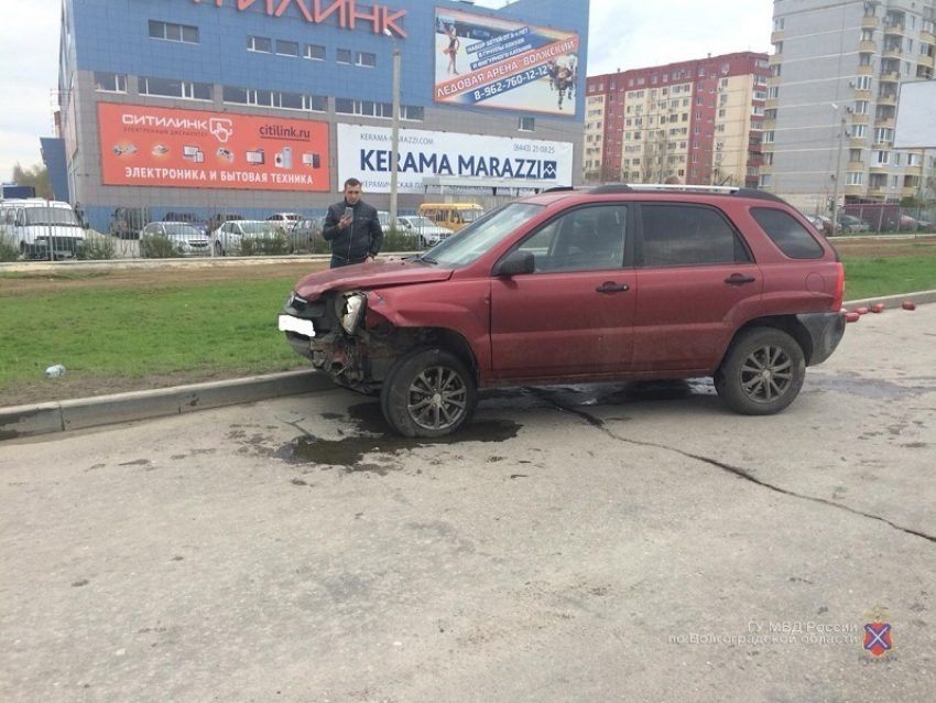 Пьяный водитель Kia протаранил три авто в Волжском: четыре человека в больнице