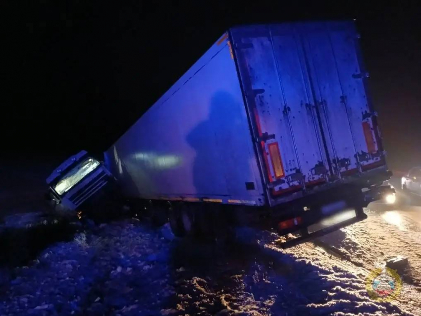 УАЗ стал братской могилой: семеро погибли в столкновении с фурой на волгоградской трассе