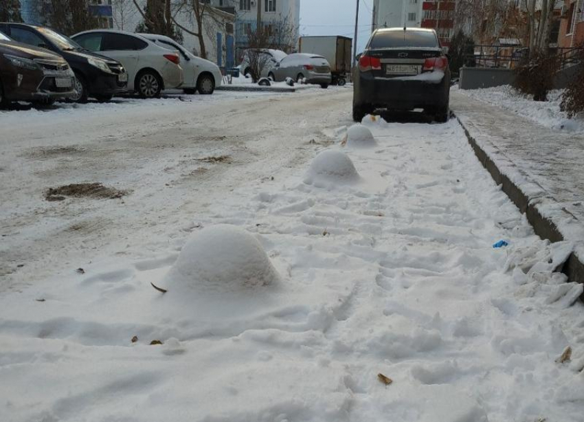 Незаметные из-за снега бетонные ограждения в Волжском несут опасность для автомобилистов